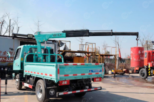 Бортовой грузовик ISUZU 4x4 дв 96 kw гп 500кг с кму XC SQS25-4 гп 1,8т 4 секции стрела 4,8м под категорию В. Фото 1