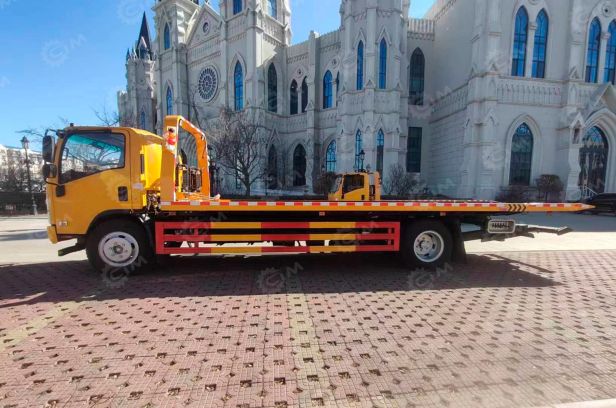 Эвакуатор на шасси ISUZU 4x2 дв 139kw Elf P700 сдвижная платформа 6,5м, лебедка. Фото 2