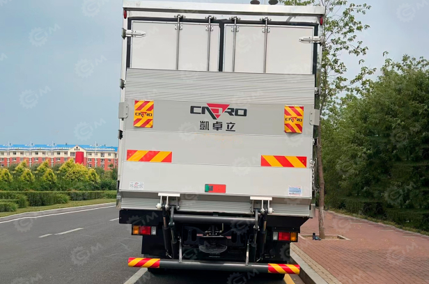 Фургон рефрижератор на шасси ISUZU 4х2 дв 151kw кабина Elf гп 6 тонн (фургон 7350х2490х2570, автономная холодильная установка Carrier SUPRA1050), справа 2 боковые двери, слева 1, гидроборт. Фото 3