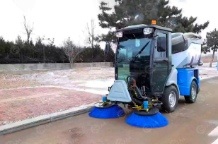 Подметально-уборочная машина YUGONG YGS 31M 4х4 (дизельная). Фото 3