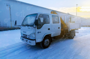 Бортовой грузовик ISUZU 4x4 дв 96 kw (Сдвоенная кабина 100H 5 мест) гп 2т с кму XCMG KSQZ32-2 гп 2т 2 секции стрела 4,78м. Фото 1