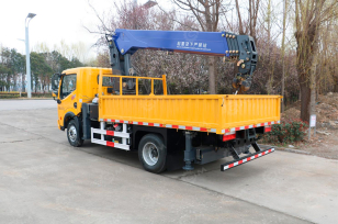 Бортовой грузовик ISUZU 4x4 дв 139kw с КМУ WANBANG S1004 гп 3,2т., 4 секции, с отрицательным углом, стрела 9,7м, бур 3м, диаметр 200 мм, пульт ДУ. Фото 1