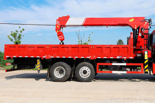 Бортовой грузовик ISUZU 8x4 дв 338kw с кму SANY SPS4000C гп 16т 5 секций 19м кузов 8000х2450х600, алюминиевые борта, пневмоподвешенная кабина, сиденье, Webasto, корзина, ПДУ. Фото 3