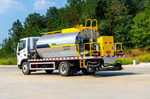 Автогудронатор на шасси ISUZU 4х2 дв 139kw, бочка 6000л. Фото 1