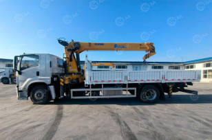 Бортовой грузовик ISUZU 4x2 дв 165kw гп 8 тонн кму XCMG GSQS250-5 гп 10 тонн 5 секций 18.6м кузов 6500х2450х550 задние аутригеры, ПДУ, корзина. Фото 2