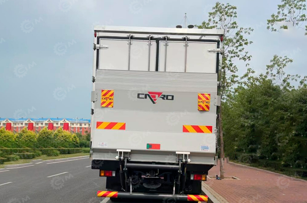 Фургон рефрижератор на шасси ISUZU 4х2 дв 139kw гп 6 тонн (фургон 5200х2300х2200, холодильная установка Carrier Citimax 700) c гидробортом, отопитель в кузове. Фото 3