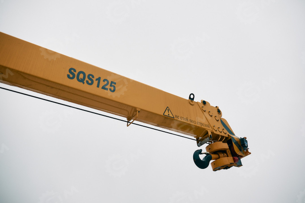 Эвакуатор на шасси ISUZU 4x2 дв 139kw Elf P700 с КМУ XCMG SQS125-4 гп 5т сдвижная платформа лебедка, корзина, съёмные борта. Фото 4