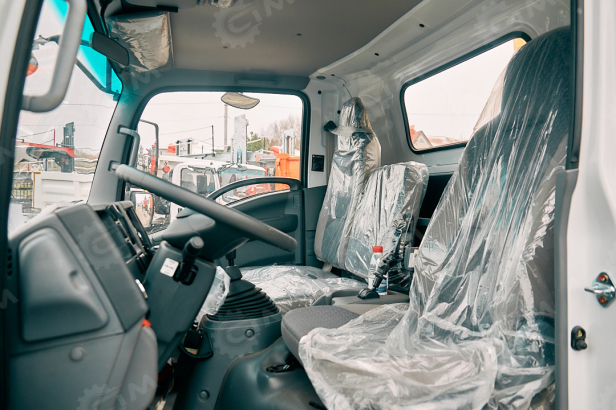 Эвакуатор на шасси ISUZU 4x2 дв 139kw Elf P700 с КМУ XCMG SQS125-4 гп 5т сдвижная платформа лебедка, корзина, съёмные борта. Фото 14