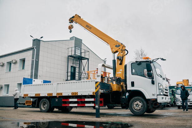 Эвакуатор на шасси ISUZU 4x2 дв 139kw Elf P700 с КМУ XCMG SQS125-4 гп 5т сдвижная платформа лебедка, корзина, съёмные борта. Фото 18