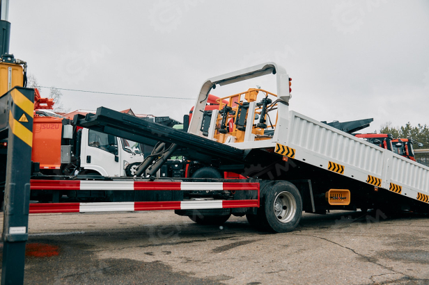 Эвакуатор на шасси ISUZU 4x2 дв 139kw Elf P700 с КМУ XCMG SQS125-4 гп 5т сдвижная платформа лебедка, корзина, съёмные борта. Фото 20