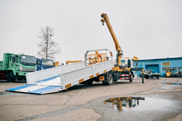 Эвакуатор на шасси ISUZU 4x2 дв 139kw Elf P700 с КМУ XCMG SQS125-4 гп 5т сдвижная платформа лебедка, корзина, съёмные борта. Фото 22