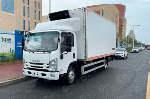 Фургон рефрижератор на шасси ISUZU 4х2 дв 139kw гп 6 тонн (фургон 5200х2300х2200, холодильная установка Carrier Citimax 700) c гидробортом, отопитель в кузове. Фото 1