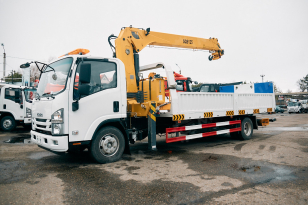 Эвакуатор на шасси ISUZU 4x2 дв 139kw Elf P700 с КМУ XCMG SQS125-4 гп 5т сдвижная платформа лебедка, корзина, съёмные борта. Фото 3