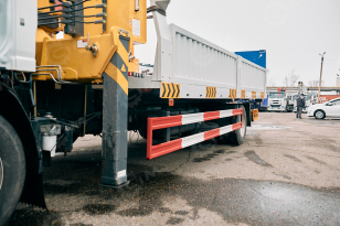Эвакуатор на шасси ISUZU 4x2 дв 139kw Elf P700 с КМУ XCMG SQS125-4 гп 5т сдвижная платформа лебедка, корзина, съёмные борта. Фото 12