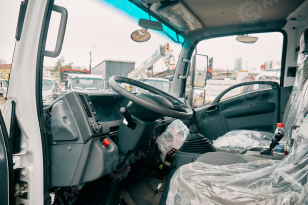 Эвакуатор на шасси ISUZU 4x2 дв 139kw Elf P700 с КМУ XCMG SQS125-4 гп 5т сдвижная платформа лебедка, корзина, съёмные борта. Фото 13