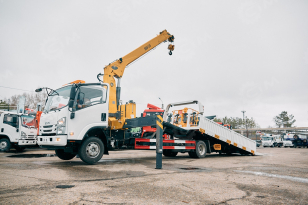 Эвакуатор на шасси ISUZU 4x2 дв 139kw Elf P700 с КМУ XCMG SQS125-4 гп 5т сдвижная платформа лебедка, корзина, съёмные борта. Фото 1