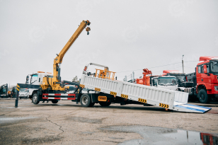 Эвакуатор на шасси ISUZU 4x2 дв 139kw Elf P700 с КМУ XCMG SQS125-4 гп 5т сдвижная платформа лебедка, корзина, съёмные борта. Фото 19