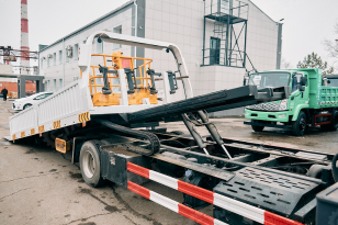 Эвакуатор на шасси ISUZU 4x2 дв 139kw Elf P700 с КМУ XCMG SQS125-4 гп 5т сдвижная платформа лебедка, корзина, съёмные борта. Фото 24