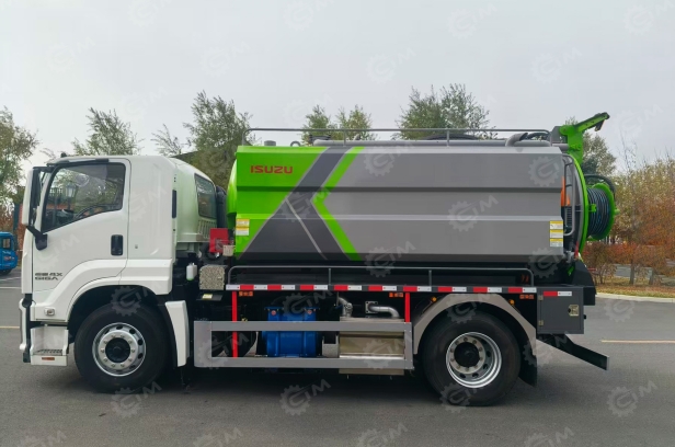 Илосос с размывом на шасси ISUZU 4x2 дв 177kw бочка для сточных вод 12м³, чистой воды 3м³ насос SK-20 ПДУ, Pinfu XV255 (1200мм) шланг SAE 100R2AT (1 дюйм) подогрев чистой воды, шлангоукладчик, мойка. Фото 2