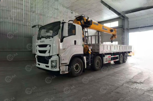 Бортовой грузовик ISUZU 8x4 дв 338kw с КМУ XCMG SQS300-5 гп 12 тонн 5 секций длина стрелы 18,75м кузов 8200*2450*550mm. Фото 2