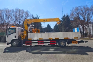 Эвакуатор на шасси ISUZU 4x2 дв 177kw гп 10т платформа сдвижная кму XCMG SQS125-4 гп 5т лебёдка, съемные борта. Фото 1