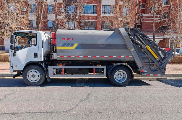 Мусоровоз на шасси ISUZU 4x4 дв 139Kw гп 5т объем 8м3. Фото 2