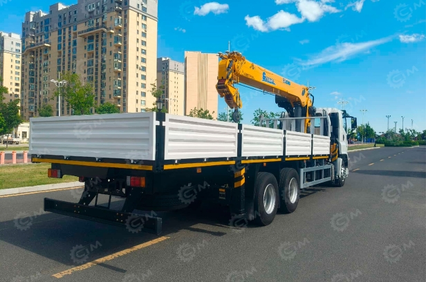 Бортовой грузовик ISUZU 6x4 дв 309kw гп 18т с КМУ XCMG SQS300Р гп 12 тонн 5 секций длина стрелы 20м  кузов 7000*2450*550mm, корзина, ПДУ. Фото 3