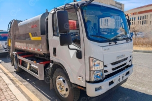 Мусоровоз на шасси ISUZU 4x4 дв 139Kw гп 5т объем 8м3. Фото 1