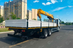 Бортовой грузовик ISUZU 6x4 дв 309kw гп 18т с КМУ XCMG SQS300Р гп 12 тонн 5 секций длина стрелы 20м  кузов 7000*2450*550mm, корзина, ПДУ. Фото 3