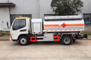 Бензовоз на шасси ISUZU 4х2 дв 151kw бочка 12м3 2 секции, 2 топливораздаточные колонки. Фото 1