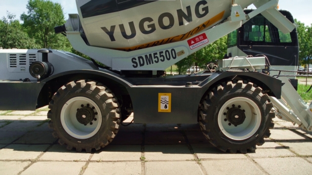 Самозагружающий самоходный бетоносмеситель YUGONG SDM5500 YUGONG система централизованной смазки, подогрев двигателя, отопитель кабины, запасное колесо с диском. Фото 6