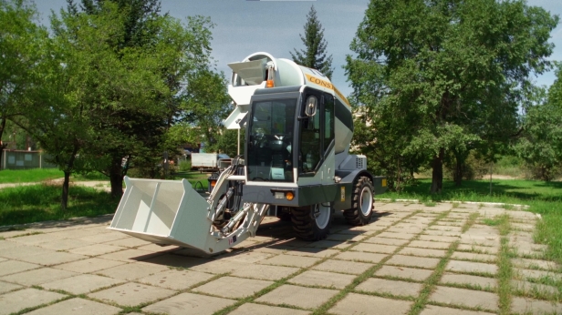 Самозагружающий самоходный бетоносмеситель YUGONG SDM5500 YUGONG система централизованной смазки, подогрев двигателя, отопитель кабины, запасное колесо с диском. Фото 4