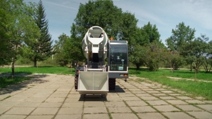 Самозагружающий самоходный бетоносмеситель YUGONG SDM5500 YUGONG система централизованной смазки, подогрев двигателя, отопитель кабины, запасное колесо с диском. Фото 2
