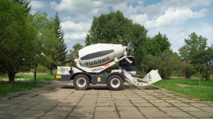Самозагружающий самоходный бетоносмеситель YUGONG SDM5500 YUGONG система централизованной смазки, подогрев двигателя, отопитель кабины, запасное колесо с диском. Фото 3