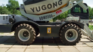 Самозагружающий самоходный бетоносмеситель YUGONG SDM5500 YUGONG система централизованной смазки, подогрев двигателя, отопитель кабины, запасное колесо с диском. Фото 6