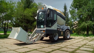 Самозагружающий самоходный бетоносмеситель YUGONG SDM5500 YUGONG система централизованной смазки, подогрев двигателя, отопитель кабины, запасное колесо с диском. Фото 1