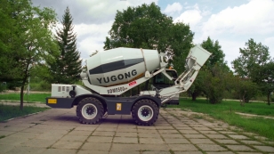 Самозагружающий самоходный бетоносмеситель YUGONG SDM5500 YUGONG система централизованной смазки, подогрев двигателя, отопитель кабины, запасное колесо с диском. Фото 10