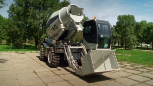 Самозагружающий самоходный бетоносмеситель YUGONG SDM5500 YUGONG система централизованной смазки, подогрев двигателя, отопитель кабины, запасное колесо с диском. Фото 14