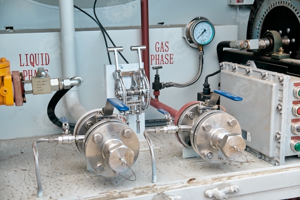 Газовоз на шасси ISUZU 4х2 дв 151kw цистерна 10м3 для перевозки сжиженного газа (газовоз 10м3) насос, счетчик, заправочный пистолет, шланг 40м, механический расходомер. Фото 12
