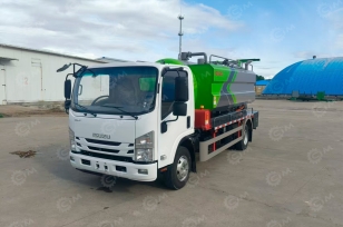 Илосос с размывом (каналопромывочная машина) на шасси ISUZU 4x2 дв 139kw бочка для сточных вод 7 м³ чистой воды 3м³ насос SK-15 ПДУ рукав 100м подъем 45°, мойка, пистолет, доп всасывающее отверстие. Фото 1