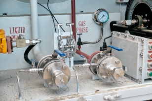 Газовоз на шасси ISUZU 4х2 дв 151kw цистерна 10м3 для перевозки сжиженного газа (газовоз 10м3) насос, счетчик, заправочный пистолет, шланг 40м, механический расходомер. Фото 12