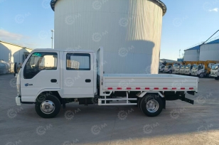 Бортовой грузовик ISUZU 4x2 дв 96Kw двойная кабина 100Р гп 2т кузов 2560*1850*400 с гидробортом. Фото 1
