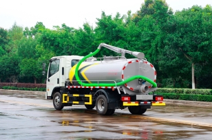 Ассенизатор (вакуумная машина) на шасси ISUZU 4x4 100P дв 96KW бочка 4м3 насос XD-240, с выходом под пожарный шланг. Фото 1