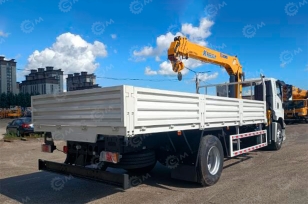 Бортовой грузовик ISUZU 6x4 дв 221kw c кму XCMG SQS200-5 гп 8 тонн 5 секций 18,6м кузов 7200х2450х550. Фото 1