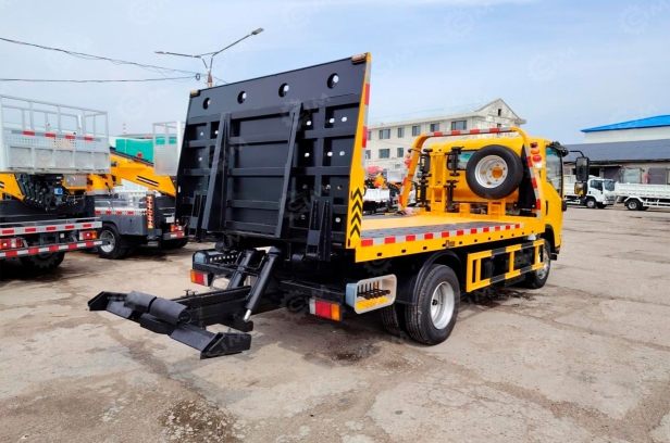 Эвакуатор на шасси ISUZU 4x2 дв 103kw гп 5т сдвижная платформа 5,6м лебёдка. Фото 2