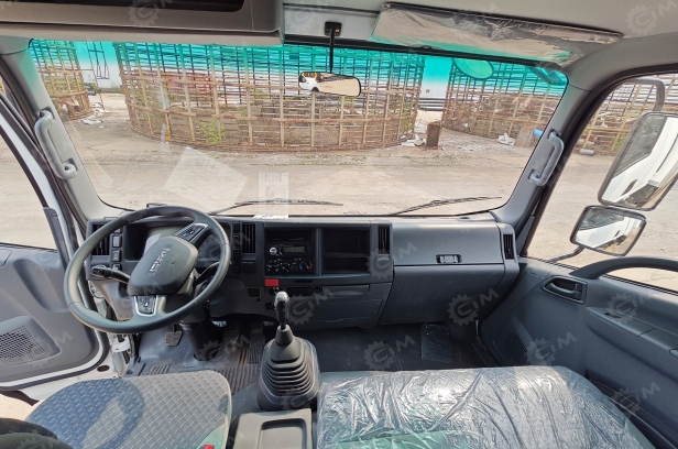 Эвакуатор на шасси ISUZU 4x2 дв 139kw Elf P700 сдвижная платформа 6,5м, лебедка. Фото 2