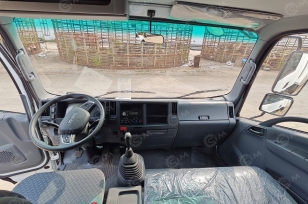 Эвакуатор на шасси ISUZU 4x2 дв 139kw Elf P700 сдвижная платформа 6,5м, лебедка. Фото 2