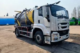 Ассенизатор (вакуумная машина) на шасси ISUZU 4x2 дв 151kw бочка 10м3 насос XD-360 с откидной задней стенкой. Фото 1