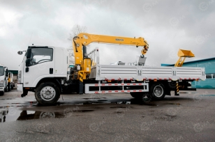 Бортовой грузовик ISUZU 4x4 дв 139kw гп 6 тонн c кму XCMG SQS125 гп 5т 4 секции стрела 11,2 кузов 6200х2400х550 колёса 8.25R20 спальник задние аутригеры, корзина. Фото 1