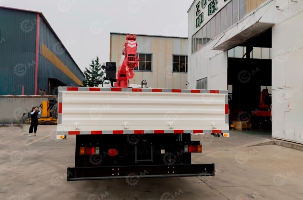 Бортовой грузовик ISUZU 4x4 дв 151kw гп 10 тонн c кму UNIC URG805 гп 8 тонн 5 секций 15,7м кузов 6500х2450х550. Фото 3